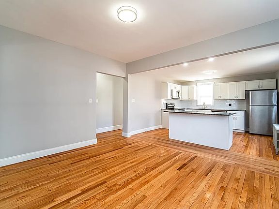 2nd image of 1111 Essex Pl #1