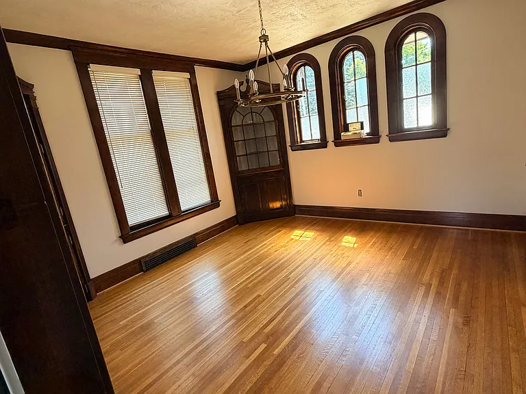 942 Harrison Ave — Photo 4