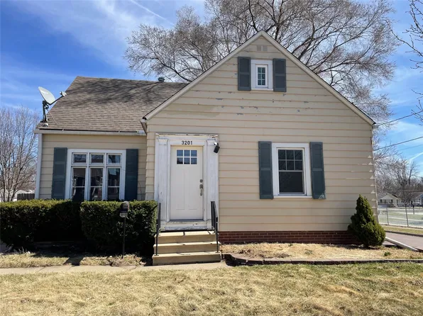 3201 Oxford St, Des Moines, IA 50313