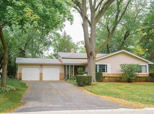 2232 Silverpine Dr, Glenview, IL 60025