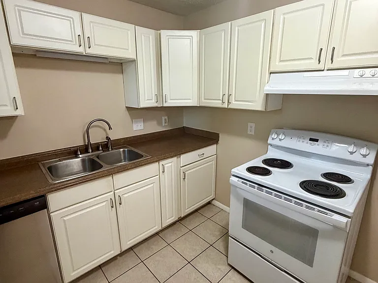 814 Crestwood Ter — Photo 12