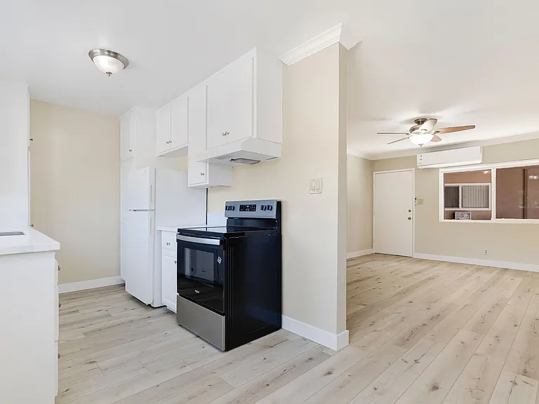 1690 E Hillcrest Dr — Photo 19
