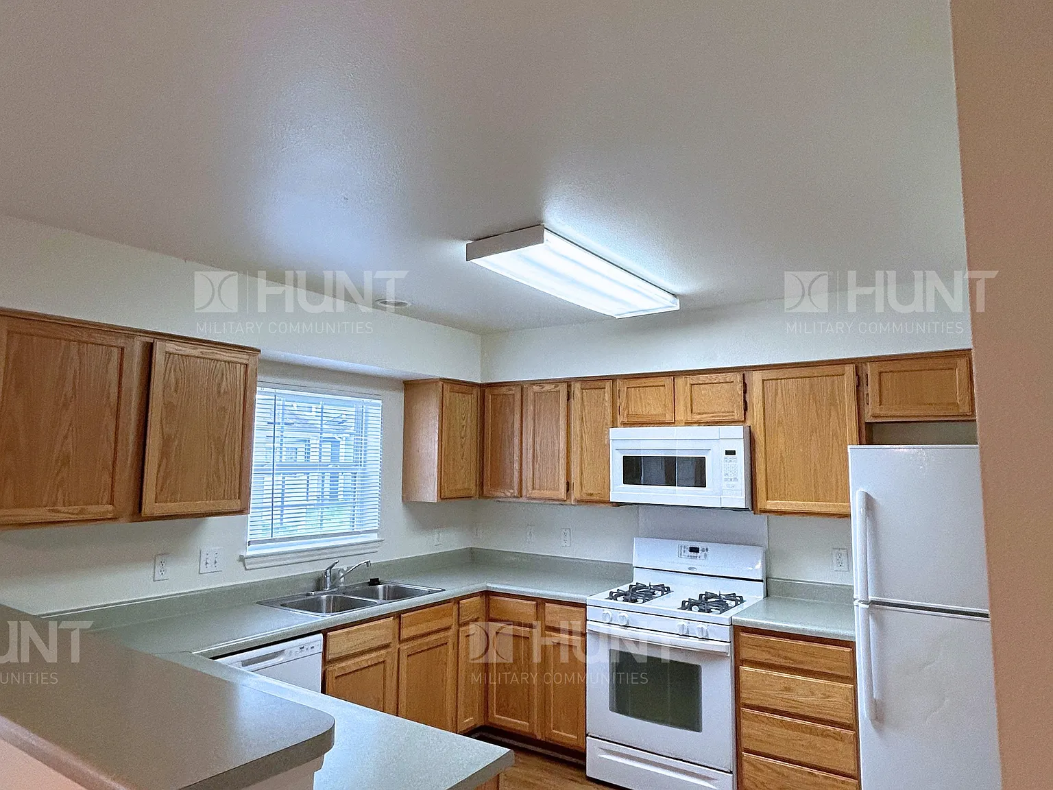 4 bed, 2.5 bath, 1963 sqft, $1,900 — Photo 4