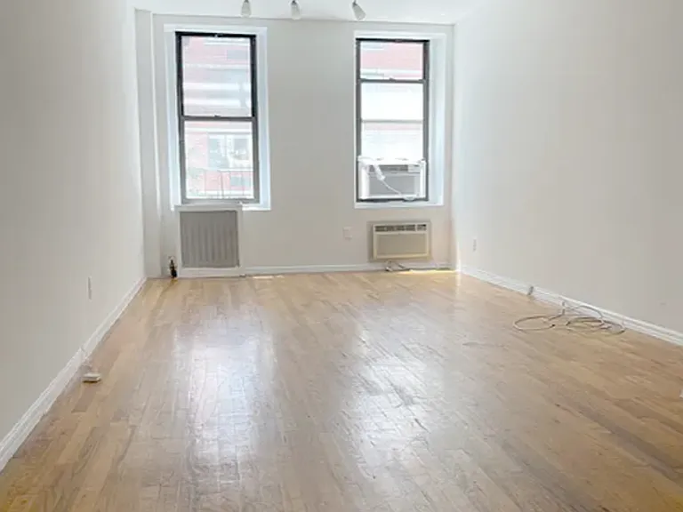 231 W 19th St #12 — Photo 2