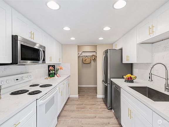 3rd image of 10508 NE 32nd Pl APT G201
