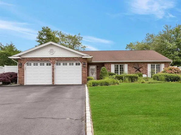 17 Marlin Dr, Copiague, NY 11726