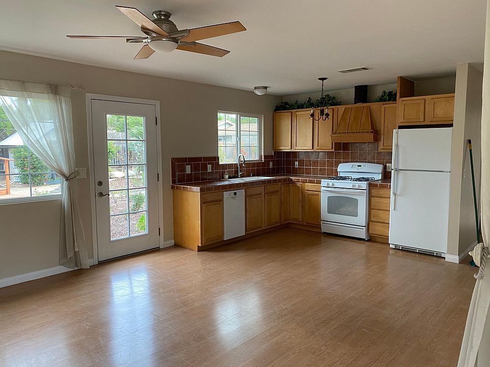 1st image of 866 S Woodbury Dr #1/2