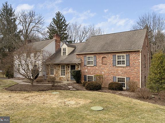 2nd image of 8 Stonehenge Ln