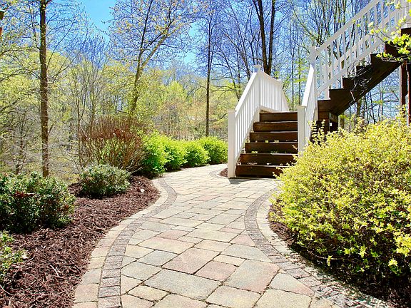 4th image of 506 Forest Lawn Dr
