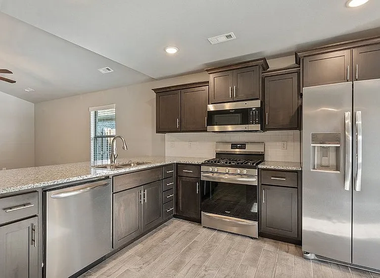 6005 Hoover St — Photo 5