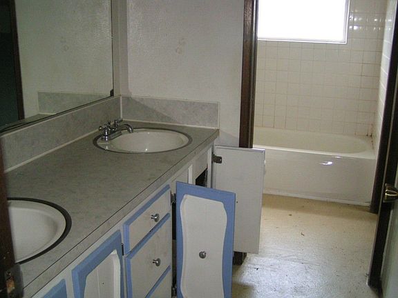 5th image of 10523 39th Dr NE