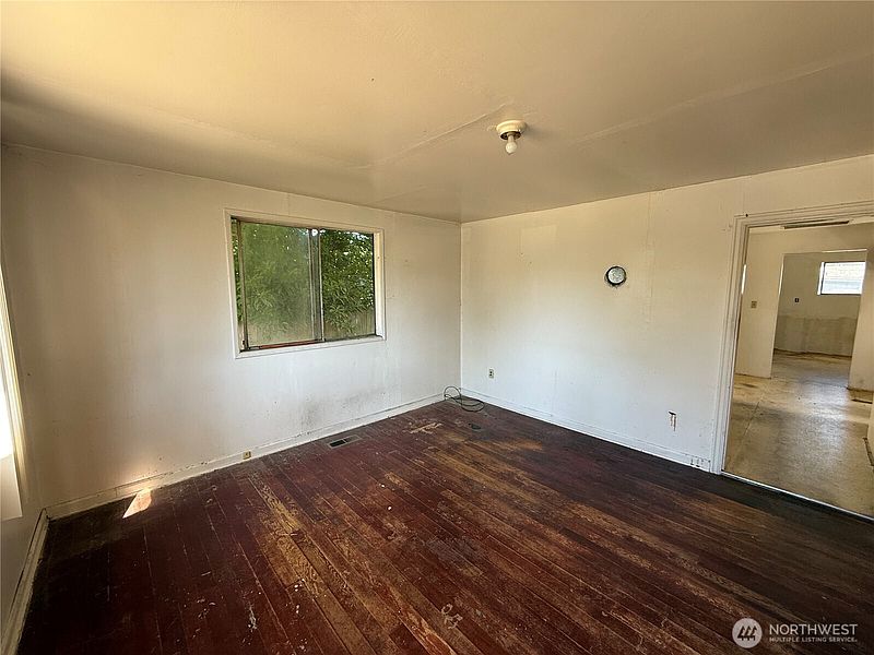 4th image of 915 Greenleaf Avenue