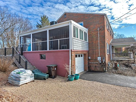 3rd image of 123 Surrey Dr