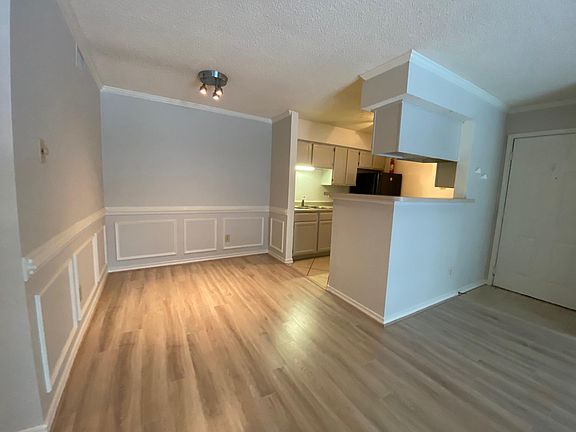 4th image of 1513 Lincoln Way #101