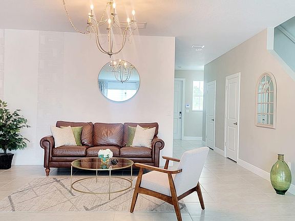 4th image of 587 Sanderling Cir #1A