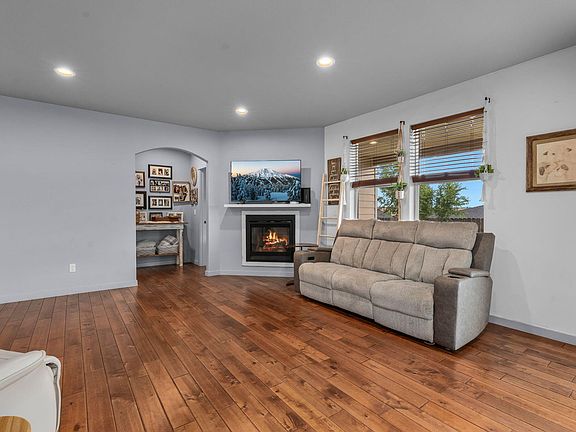3rd image of 495 SE Leisek Way