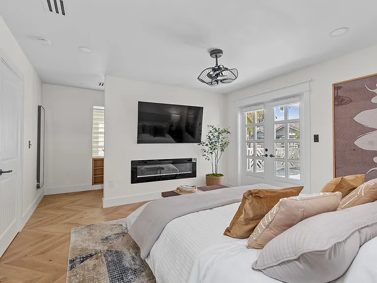 3335 E Ocean Blvd — Photo 45