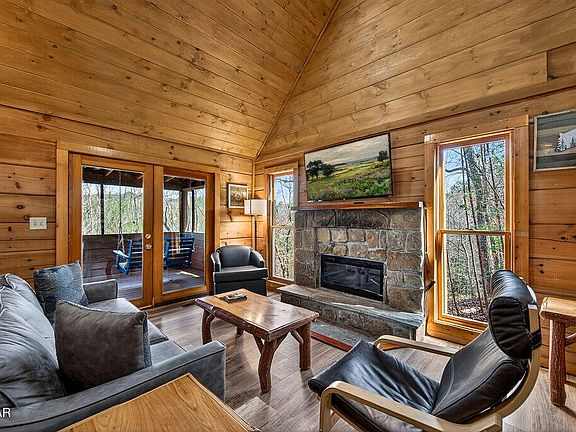 4th image of 745 Ski View Ln