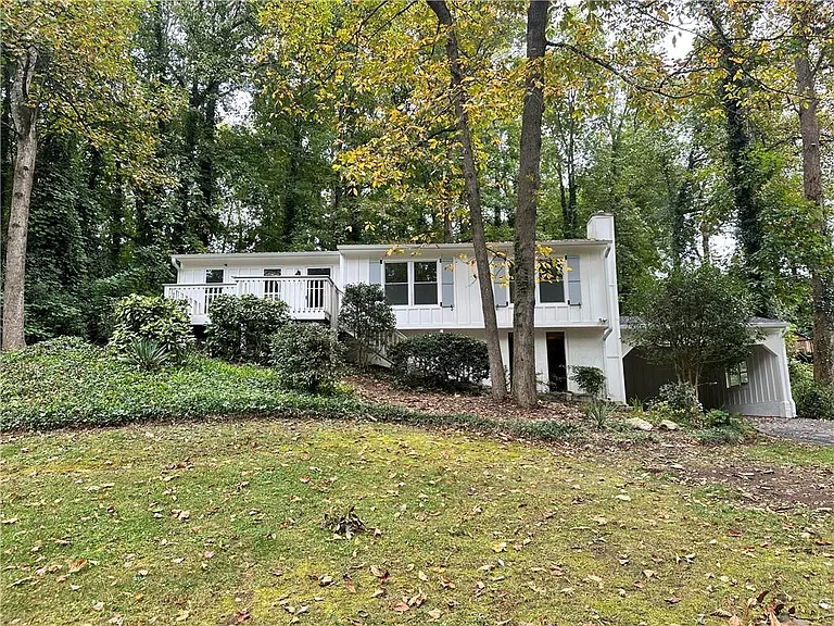 1231 Woodleigh Rd SW — Photo 2
