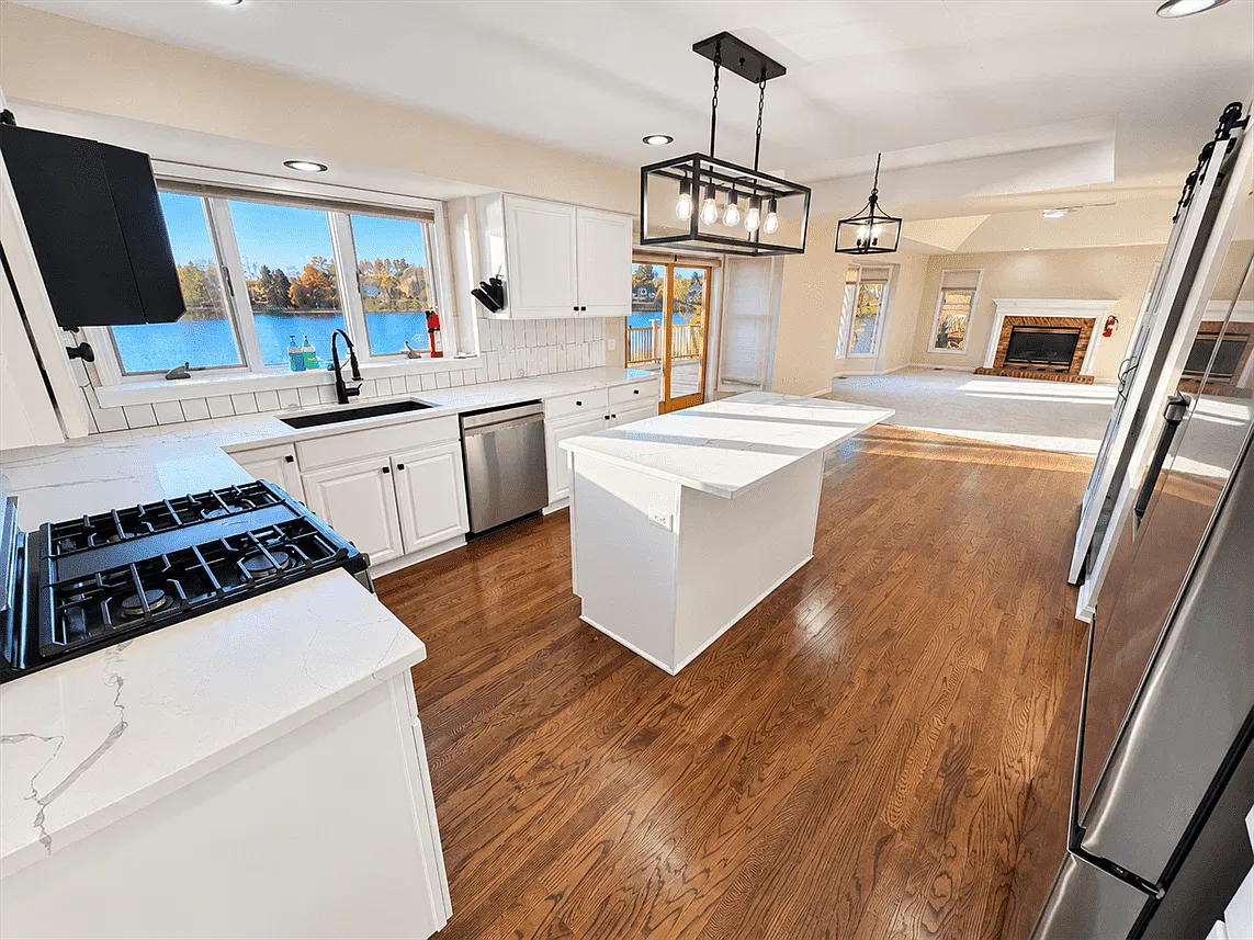 4 bed, 4300 sqft, $6,700 — Photo 2