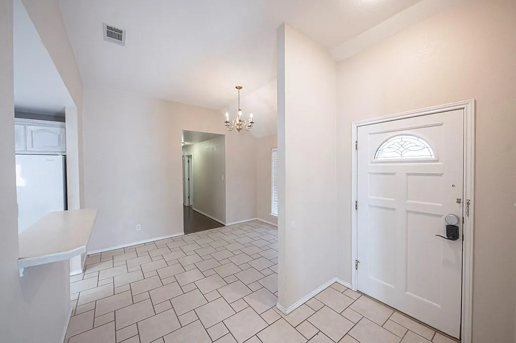 3 bed, 1868 sqft, $2,450 — Photo 4