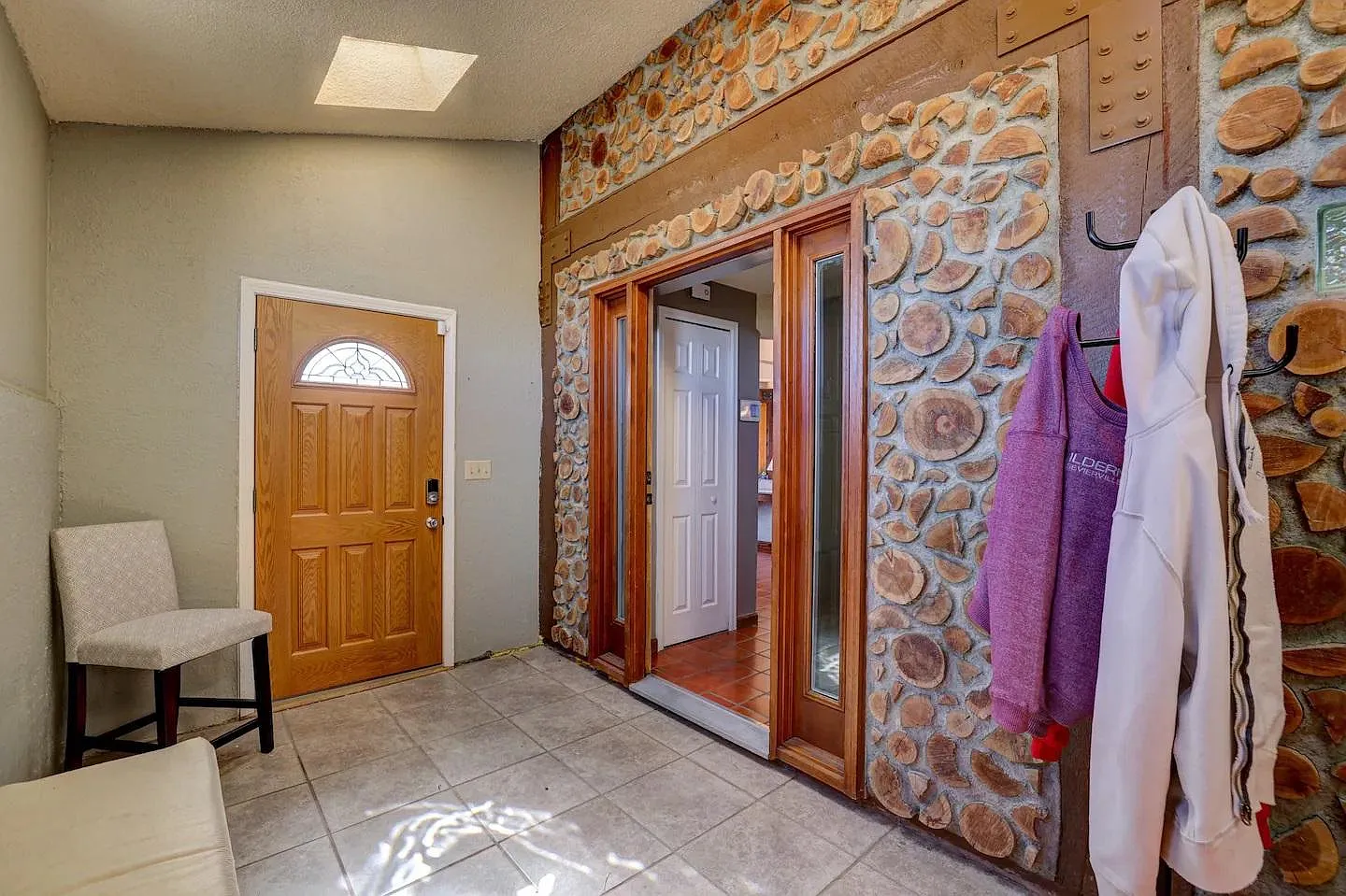 3 bed, 2303 sqft, $2,700 — Photo 2