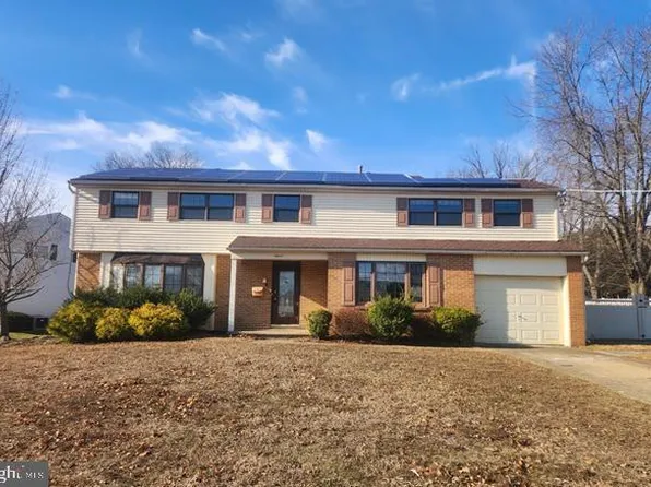 15 Lantern Ln, Blackwood, NJ 08012
