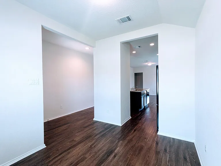 121 Dylan Dr — Photo 5