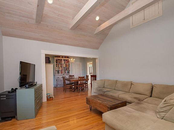 5th image of 614 Superior St