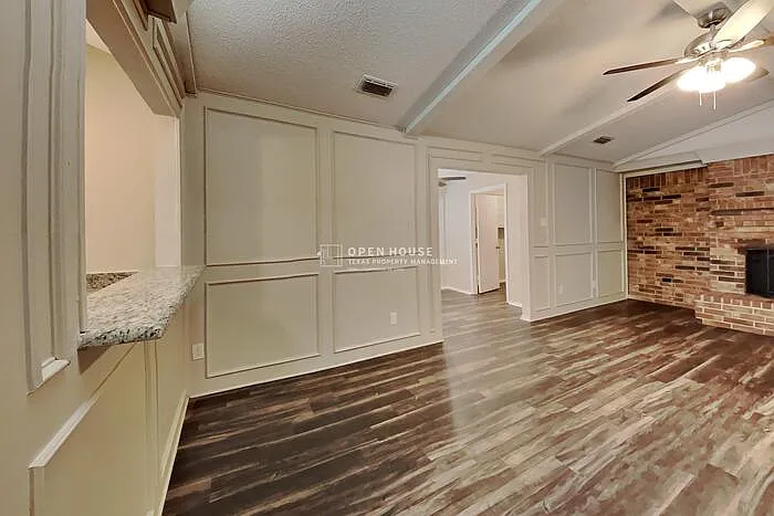 3 bed, 2.0 bath, 1614 sqft, $2,020 — Photo 4