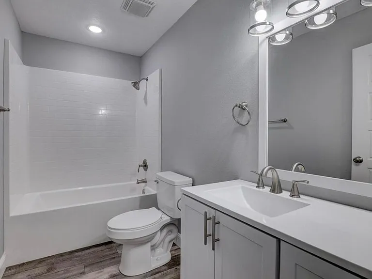 917 N Hall St — Photo 11