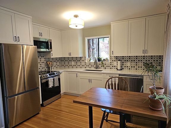 5th image of 12649 Merrill Cres