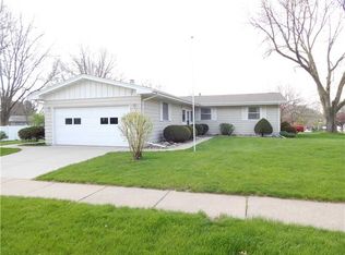 151 Leroy St NW, Cedar Rapids, IA 52405