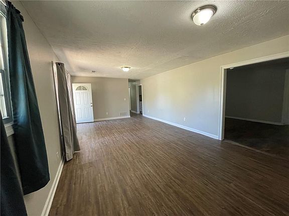 4th image of 104 Oxford Ct