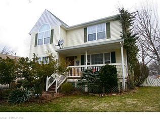 8 Lamplight Ln, Milford, CT 06460
