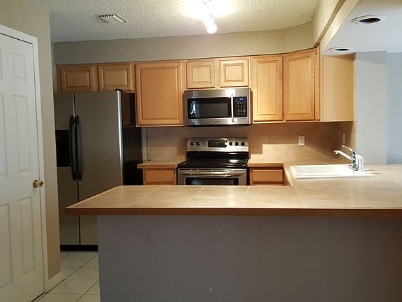 4th image of 2550 Pershing Dr