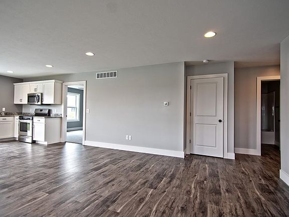 4th image of 1628 Clover Creek Ln