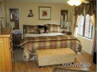 21 Sherman Oaks Dr, New Hartford, NY 13413