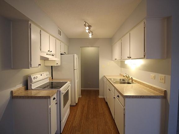 5th image of 925 Casey Ct APT 4