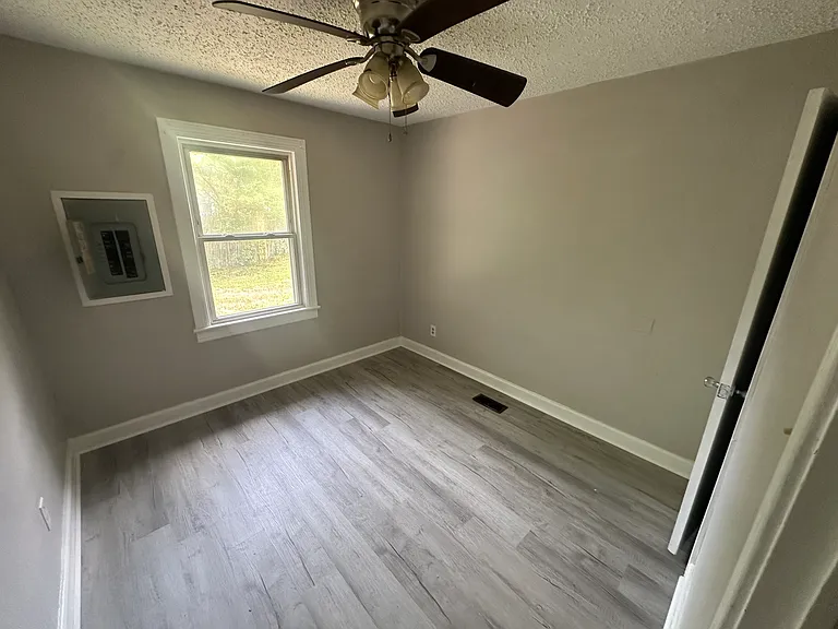 2401 Acorn St — Photo 8