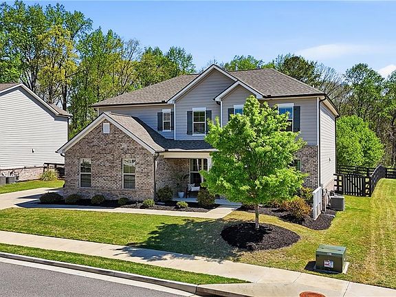 3rd image of 462 Carmichael Cir