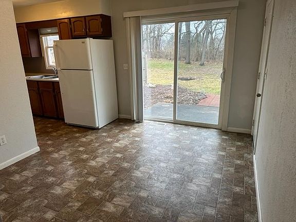 4th image of 23531 Linden Dr