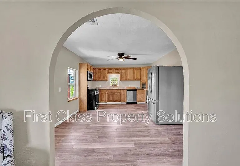 211 E 2nd St — Photo 12