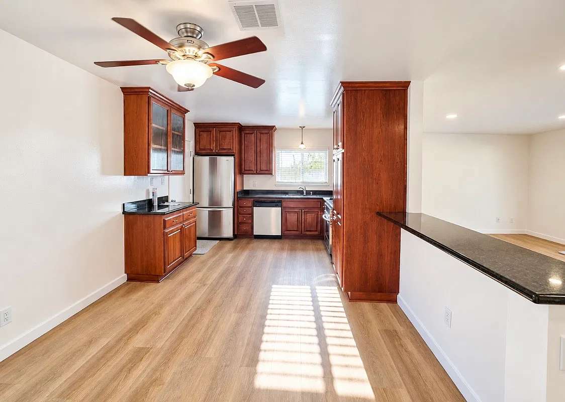 2 bed, 1070 sqft, $3,399 — Photo 3