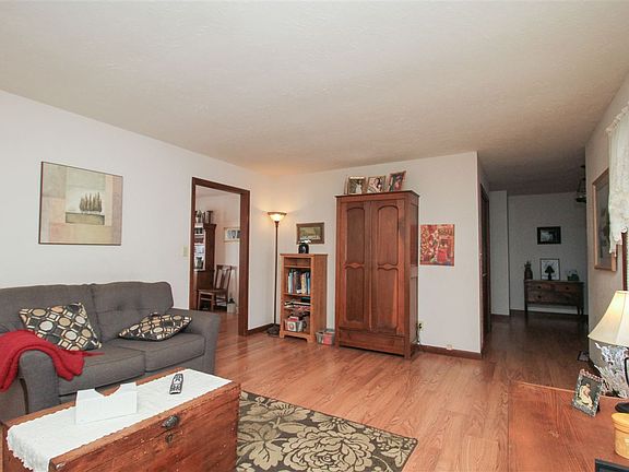 4th image of 275 Crestwood Dr