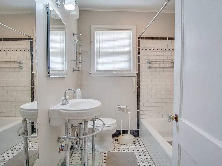 1613 E Jordan St — Photo 14