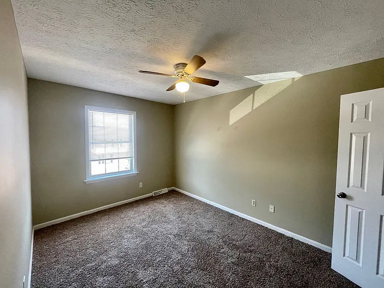 1450 Ashbourne Dr — Photo 8