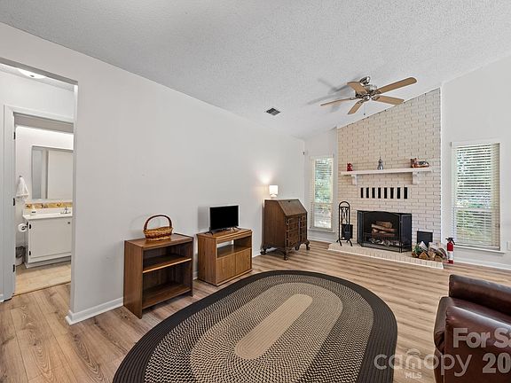3rd image of 1057 Sardis Cove Dr