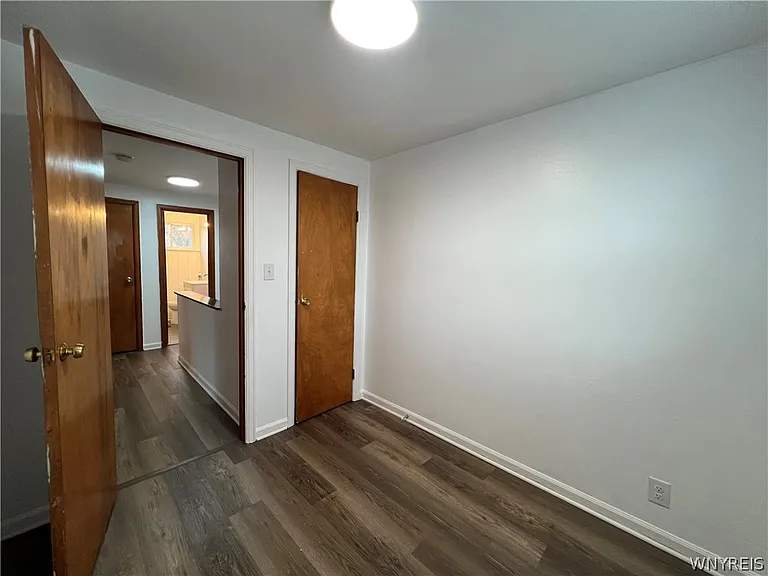 512 Cayuga Rd — Photo 20