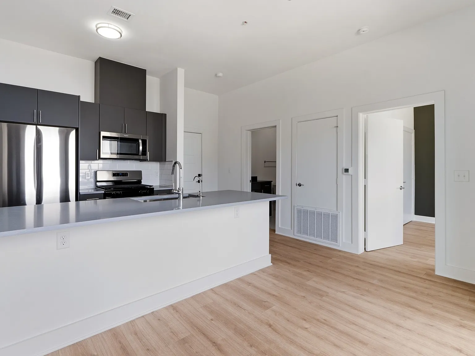 1 bed, 512 sqft, $1,900 — Photo 3